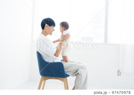 赤ちゃんを抱える若いパパ 97470978