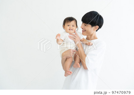 赤ちゃんを抱える若いパパ 赤ちゃんを抱える若いパパ 97470979
