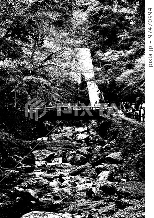 秋の箕面の滝　モノクロ 97470994