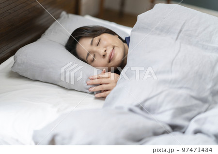 50代の女性　寝顔 97471484