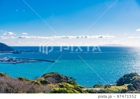(神奈川県)披露山公園から眺める相模湾 伊豆大島 (神奈川県)披露山公園から眺める相模湾 伊豆大島 97471552