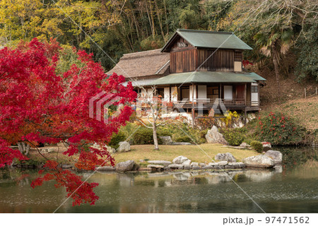 岡山の後楽園・津山の衆楽園と並ぶ岡山県指定名勝の近水園 97471562