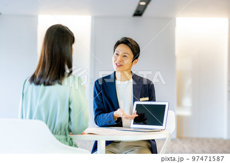 接客をする男性スタッフ　撮影協力「LINK FOREST」 97471587