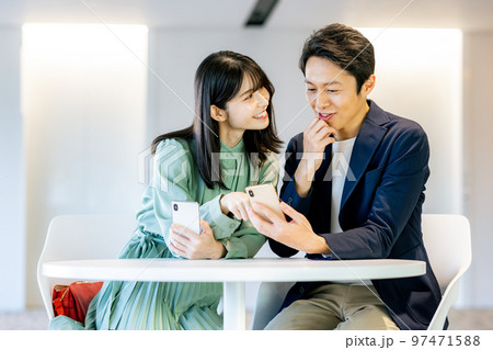 カフェでスマホを見カップル撮影協力「LINK FOREST」 97471588