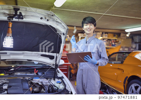 工場で働く若い自動車整備士 工場で働く若い自動車整備士 97471881