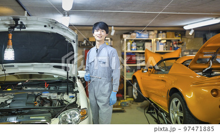 工場で働く若い自動車整備士 97471885