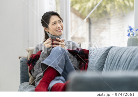 マグカップを持った笑顔のアラフィフの女性 97472061