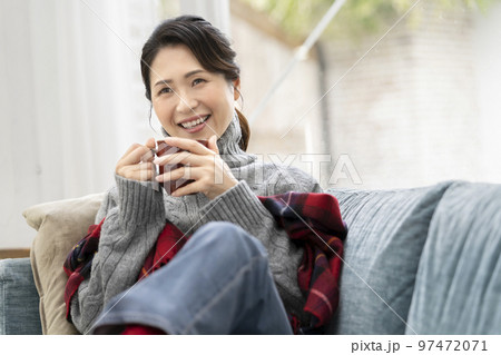 マグカップを持った笑顔のアラフィフの女性 マグカップを持った笑顔のアラフィフの女性 97472071