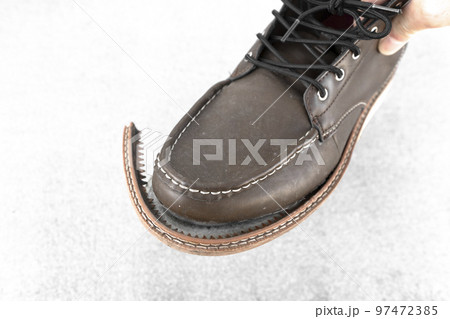 壊れた靴。不良品のイメージ。 壊れた靴。不良品のイメージ。 97472385