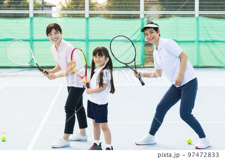 テニスを楽しむ女性 テニスを楽しむ女性 97472833