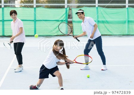 テニスを楽しむ女性 テニスを楽しむ女性 97472839