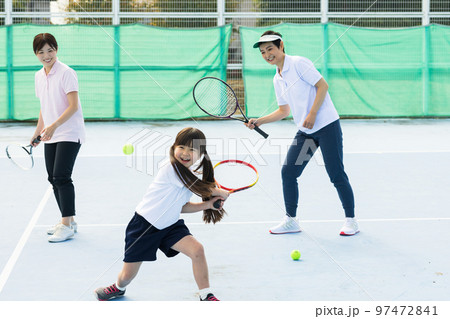 テニスを楽しむ女性 97472841