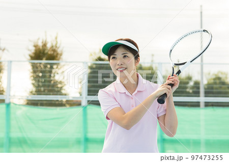 テニスを楽しむ女性 テニスを楽しむ女性 97473255