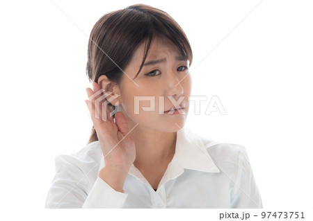 耳を澄ませる女性のイメージ 97473751
