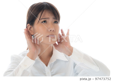 耳を澄ませる女性のイメージ 97473752