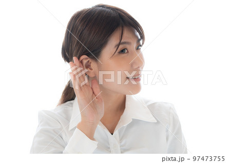 耳を澄ませる女性のイメージ 97473755