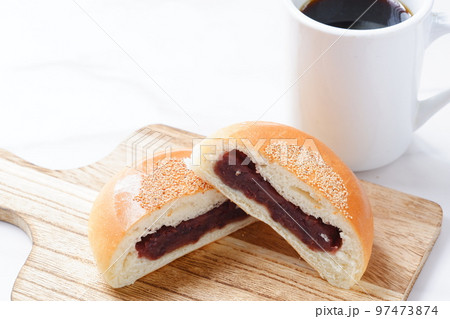 あんぱんとコーヒーの軽食 97473874