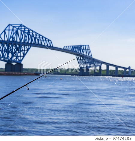 東京湾 の 岸壁 で 釣り をする 【 アウトドア レジャー の イメージ 】 東京湾 の 岸壁 で 釣り をする 【 アウトドア レジャー の イメージ 】 97474208