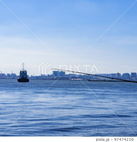 東京湾 の 岸壁 で 釣り をする 【 アウトドア レジャー の イメージ 】 東京湾 の 岸壁 で 釣り をする 【 アウトドア レジャー の イメージ 】 97474210