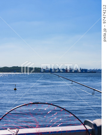 東京湾 の 岸壁 で 釣り をする 【 アウトドア レジャー の イメージ 】 東京湾 の 岸壁 で 釣り をする 【 アウトドア レジャー の イメージ 】 97474212