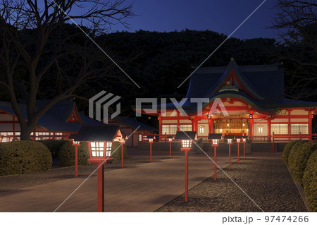 灯籠に明かりが灯る夜の神社の参道 / 初詣・二年参りのロケーションイメージ 97474266
