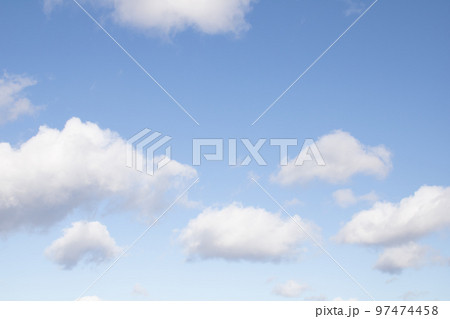 晴れた日のふんわりとした雲 97474458