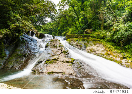 黎明の滝（れいめいのたき）美しい渓流・渓谷・清流の夏景色「観光名所：菊池渓谷」日本・熊本県菊池市 97474931