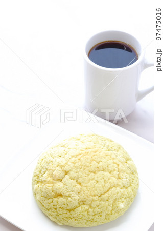 メロンパンとコーヒーでおやつの時間 97475016