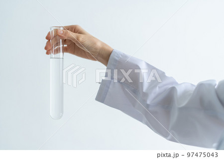 試験管を持つ手 試験管を持つ手 97475043