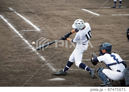 ヒットを打つ左打者（高校野球） 97475071