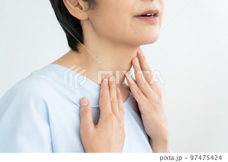 喉の痛み 97475424