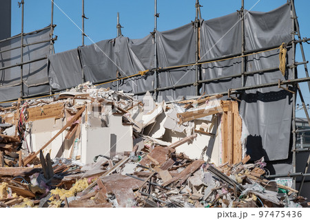 住宅解体工事　仮囲いと廃棄物 97475436