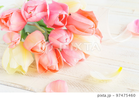 チューリップの花束 97475460