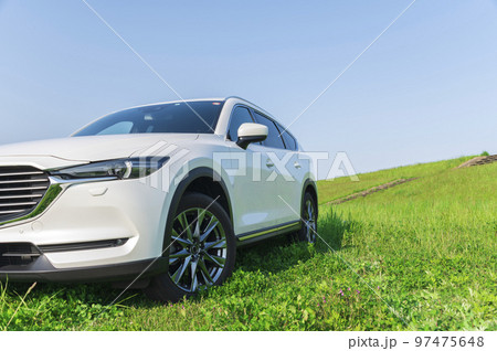 白いSUVタイプの乗用車 97475648