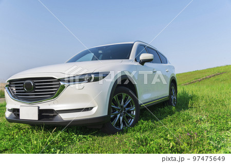 白いSUVタイプの乗用車 97475649