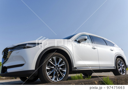 白いSUVタイプの乗用車 97475663