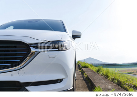 白いSUVタイプの乗用車 97475666