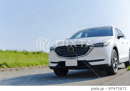 白いSUVタイプの乗用車 白いSUVタイプの乗用車 97475671