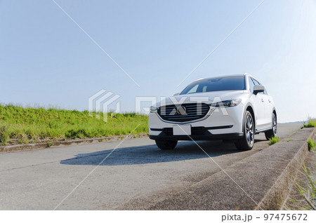 白いSUVタイプの乗用車 97475672