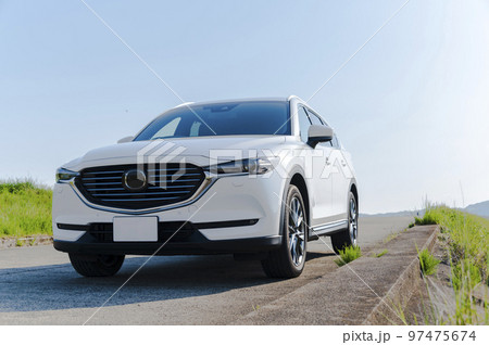 白いSUVタイプの乗用車 97475674