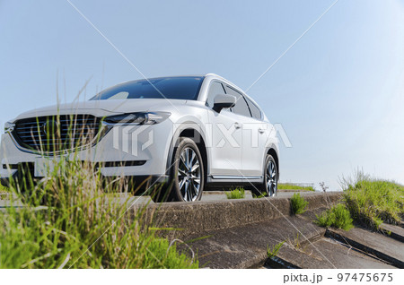 白いSUVタイプの乗用車 97475675