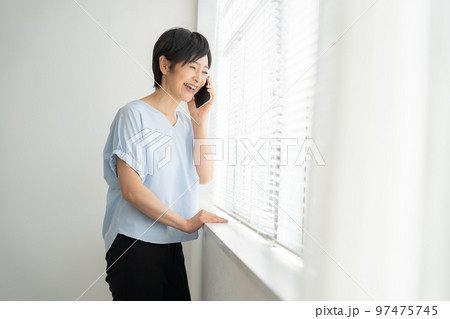 電話をする女性 電話をする女性 97475745