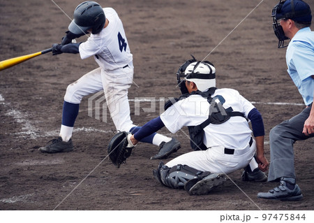 変化球で空振りに仕留める（高校野球） 97475844