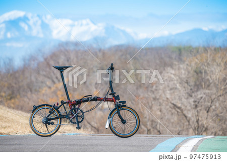 折りたたみ自転車　(岐阜県各務原市木曽川堤防道路) 97475913