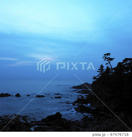 夜明けの海 夜明け 人 97476716
