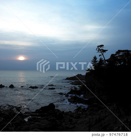 夜明けの海 夜明け 人 97476718