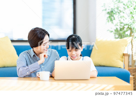 リビングでプログラミング学習をする女の子 97477345