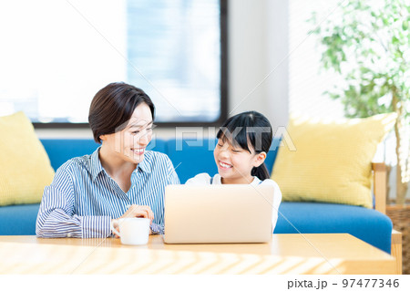 リビングでプログラミング学習をする女の子 リビングでプログラミング学習をする女の子 97477346