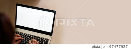 空白画面 の ノートPC と 日本人 【 パソコン 作業 の イメージ 】 97477927