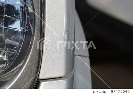 自動車のキズ（正面ライトの横） 97479040